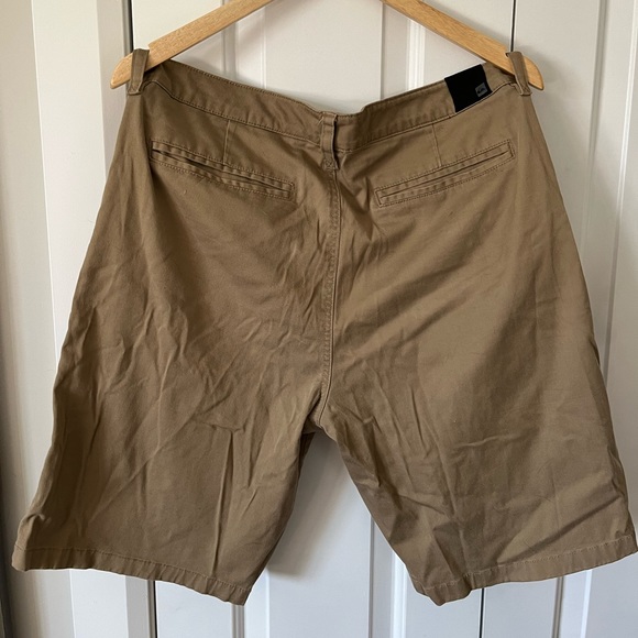 Quicksilver men’s Khaki shorts size 34. Used but great quality. - Picture 2 of 3